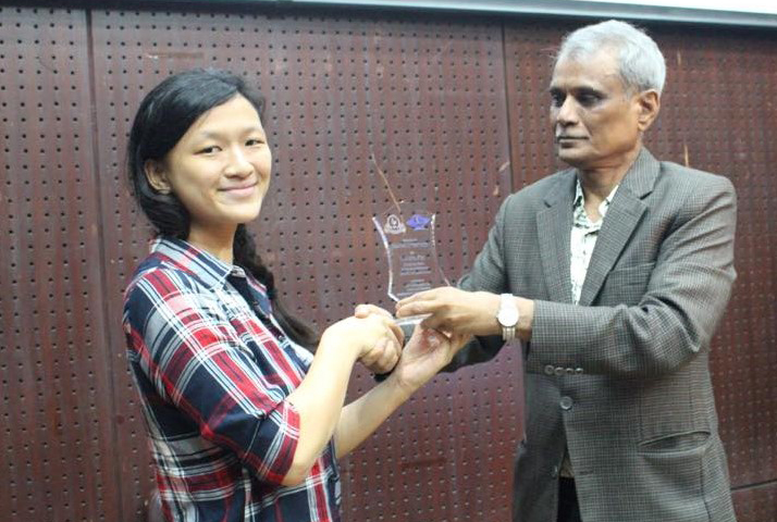 Louise Kim received crest from Prof. Dr.Mohd. Aminul Karim, Dean, School of Buisness, IUB  to conduct the session
